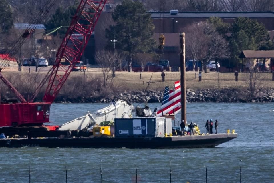 Partes de un avión son sacadas del río Potomac el 4 de febrero del 2025.