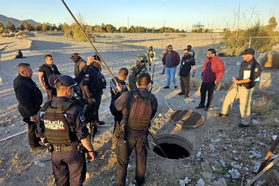 Como parte de operativos de rastreo de narcotúneles en la frontera de Ciudad Juárez, Chihuahua y El Paso, Texas, autoridades revisaron una alcantarilla que resultó no desembocar en los Estados Unidos.