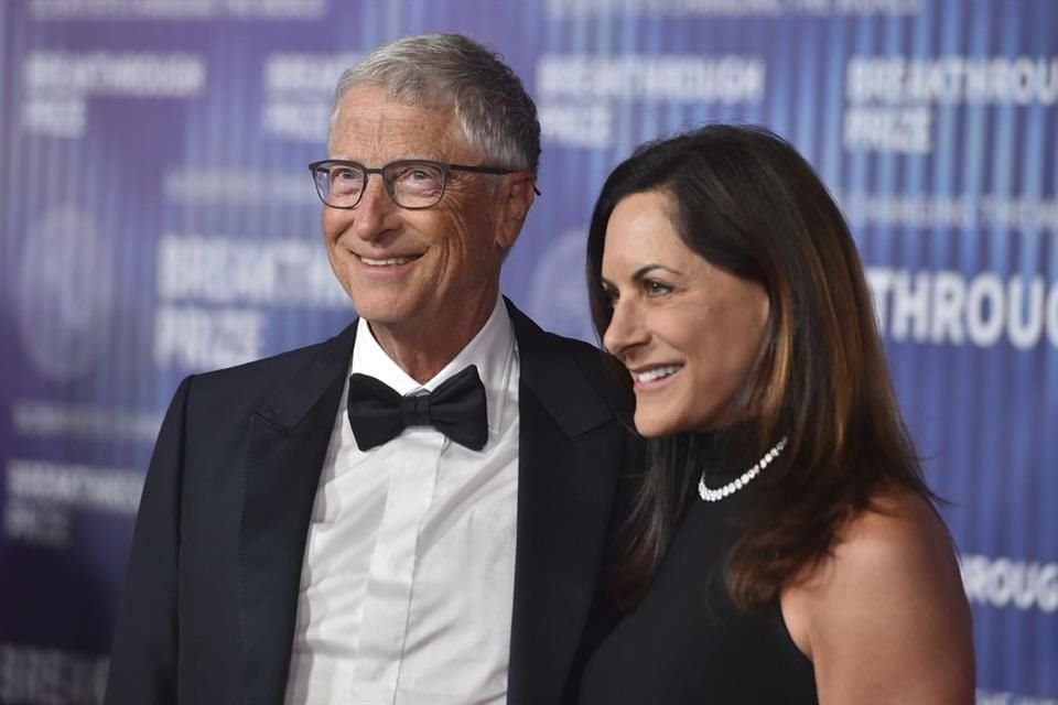 Tras un difícil divorcio, Bill Gates encontró de nuevo el amor en Paula Hurd, con quien dice divertirse y estar feliz por tener una 'novia seria'.