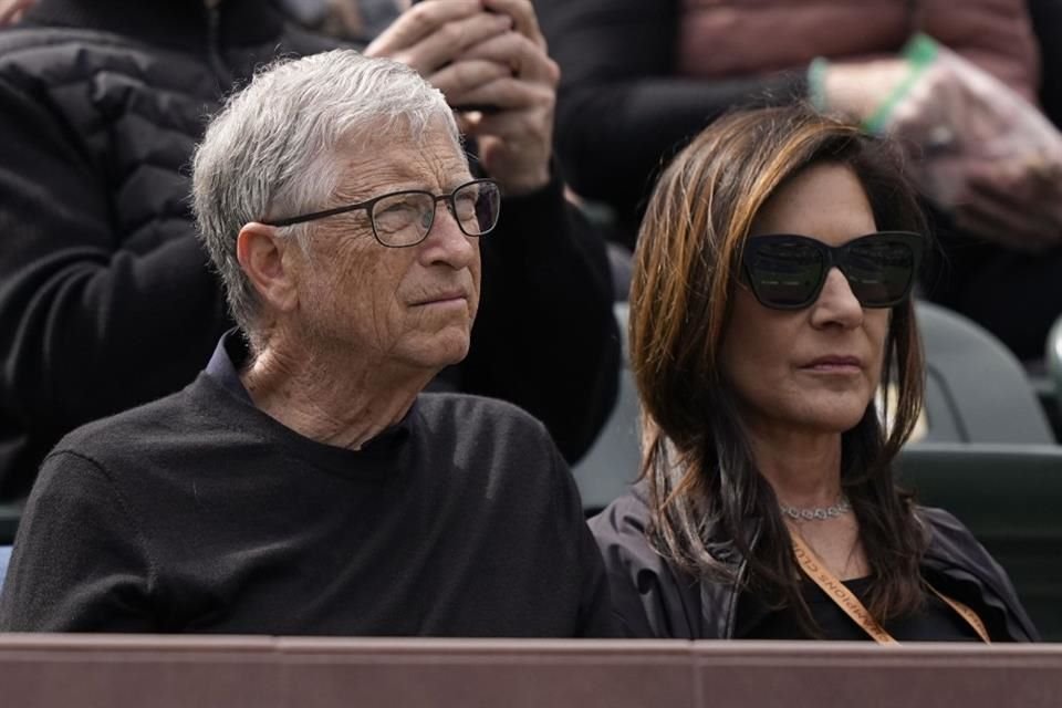 El empresario multimillonario Bill Gates está en extremo feliz con su actual novia, Paula Hurd, con quien anda desde 2023.