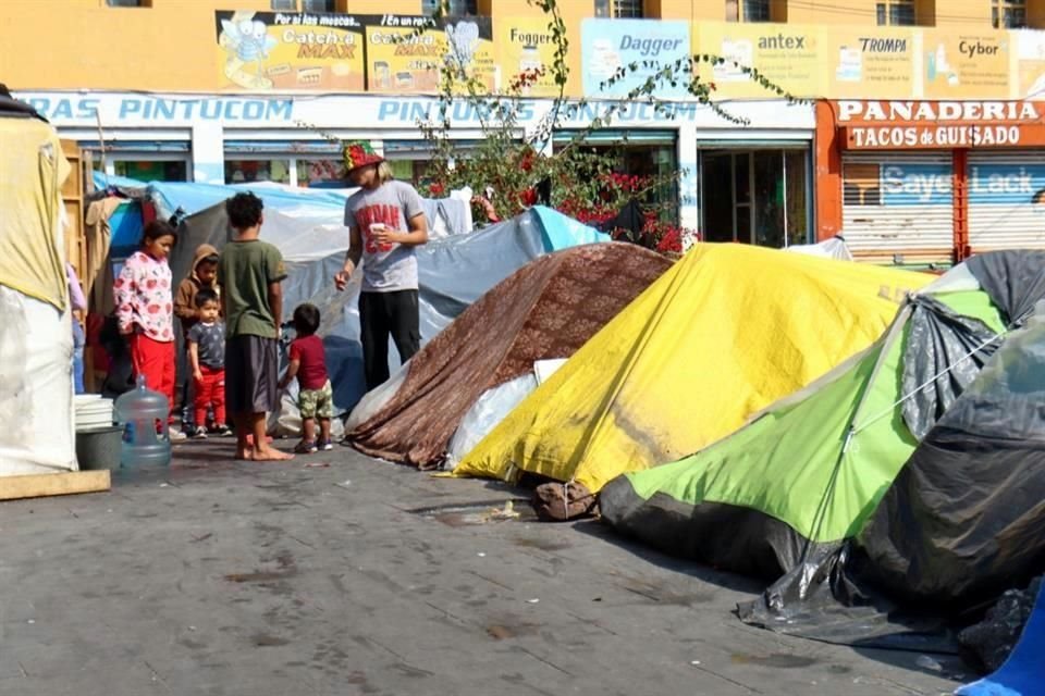 Migrantes han improvisado campamentos en plazas y calles de la CDMX, aunque eso implique estar expuestos a delitos como la extorsión.