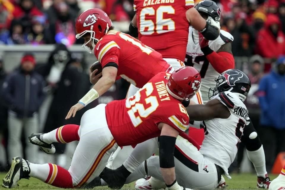 El trabajo de Joe Thuney en la cancha es proteger a Patrick Mahomes.