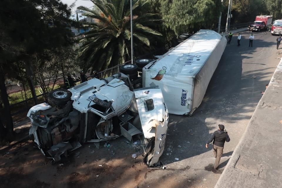 En una maniobra al subir el puente vehicular, el conductor perdió el control del vehículo y terminó cayendo a la Calle Uranio, de una altura de aproximadamente cuatro metros.