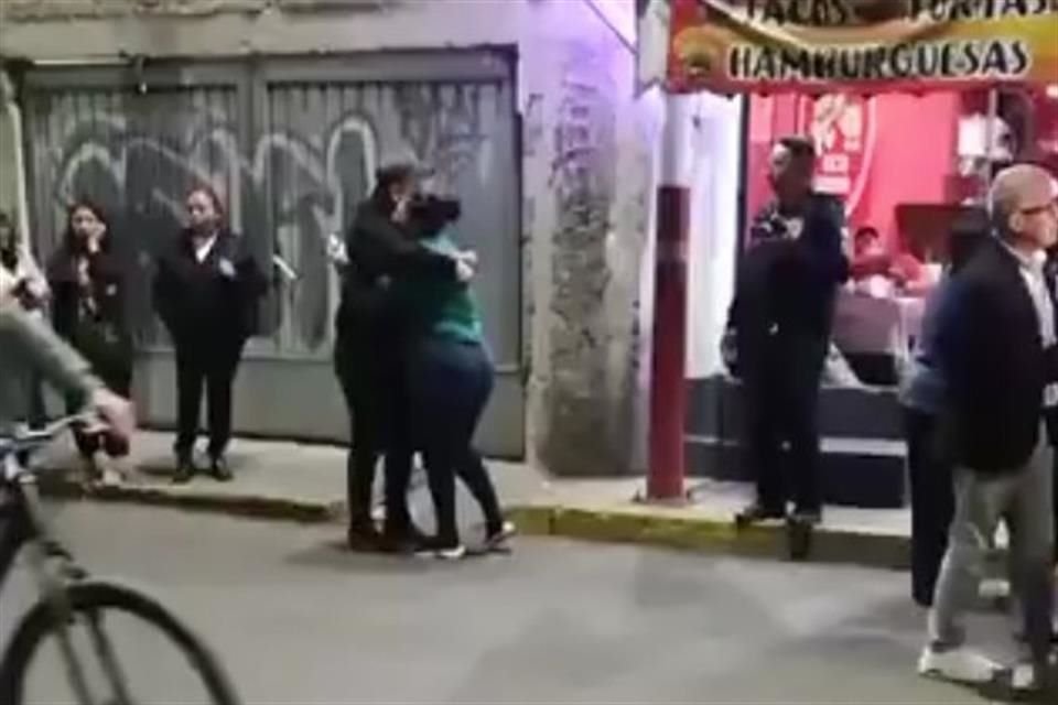 Las víctimas estaban cenando cuando un sujeto se acercó y abrió fuego en por lo menos seis ocasiones para posteriormente huir en una motocicleta.