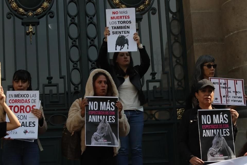 Manifestantes arribaron a Donceles para realizar una manifestación pacífica a favor de la iniciativa ciudadana que busca prohibir los espectáculos con maltrato animal. 