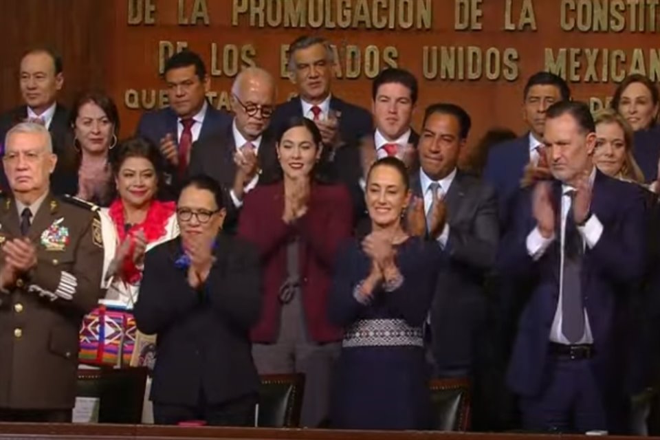 La Presidenta al finalizar el acto del aniversario de la Constitución.