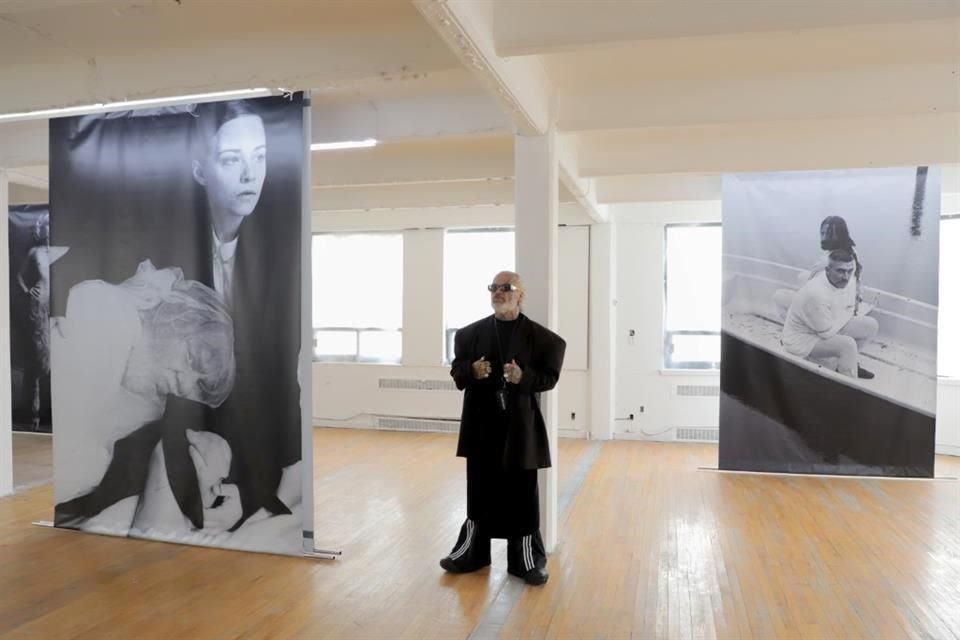 Sven Marquardt exhibe su primera muestra individual en México 'Beauty & Decay' en el Edificio Monterrey del Centro Histórico.