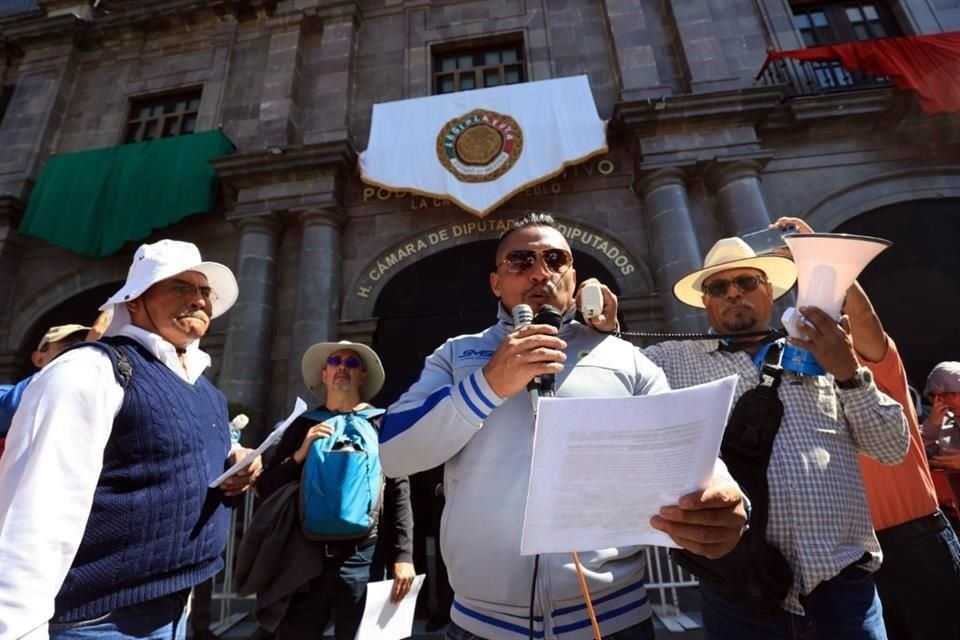 Los manifestantes demandaron abasto de medicinas y médicos.