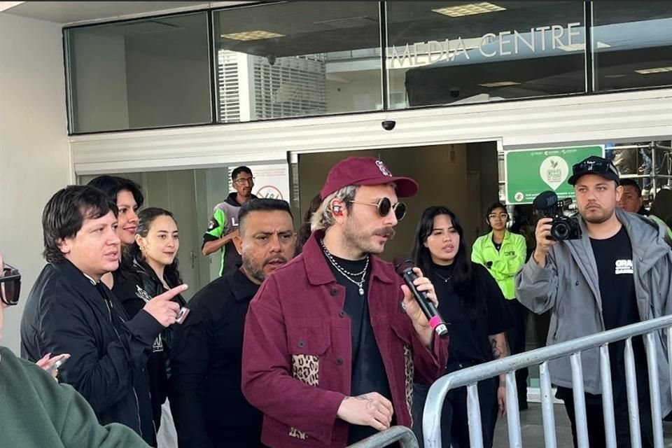 Sabino ofreció un showcase con dos canciones a espaldas de las gradas del recinto antes de la conferencia.