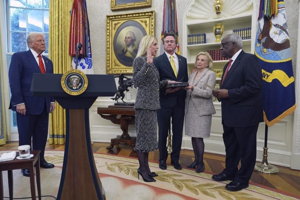 Pam Bondi es juramentada como Fiscal General de Estados Unidos, el 5 de febrero del 2025, en la Oficina Oval.