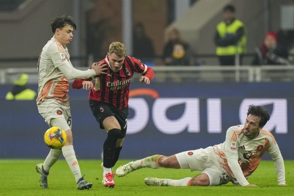 Santiago Giménez vio sus primeros minutos en San Siro.