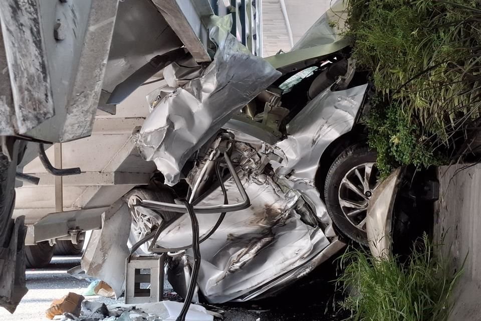 Testigos aseguran que el automovilista se quiso incorporar desde carriles centrales a laterales, por donde avanzaba un tráiler.