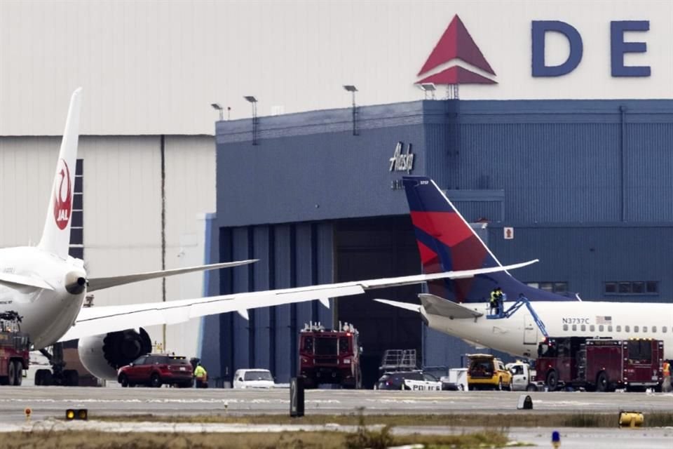 El ala de un avión de Japan Airlines chocó contra la cola de un avión estacionado de Delta Air Lines en Seattle.