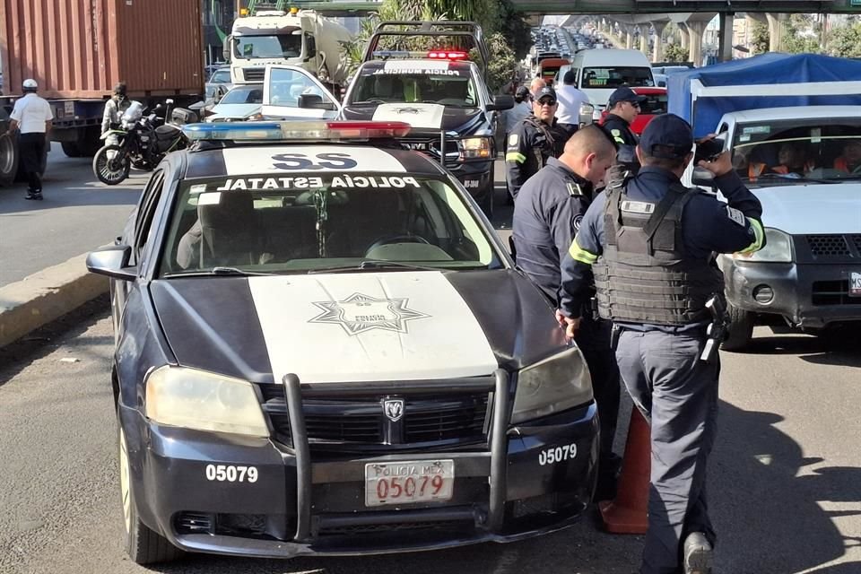 La zona se encuentra custodiada por policías de Tránsito de Naucalpan, Guardia Nacional y Policía Estatal.