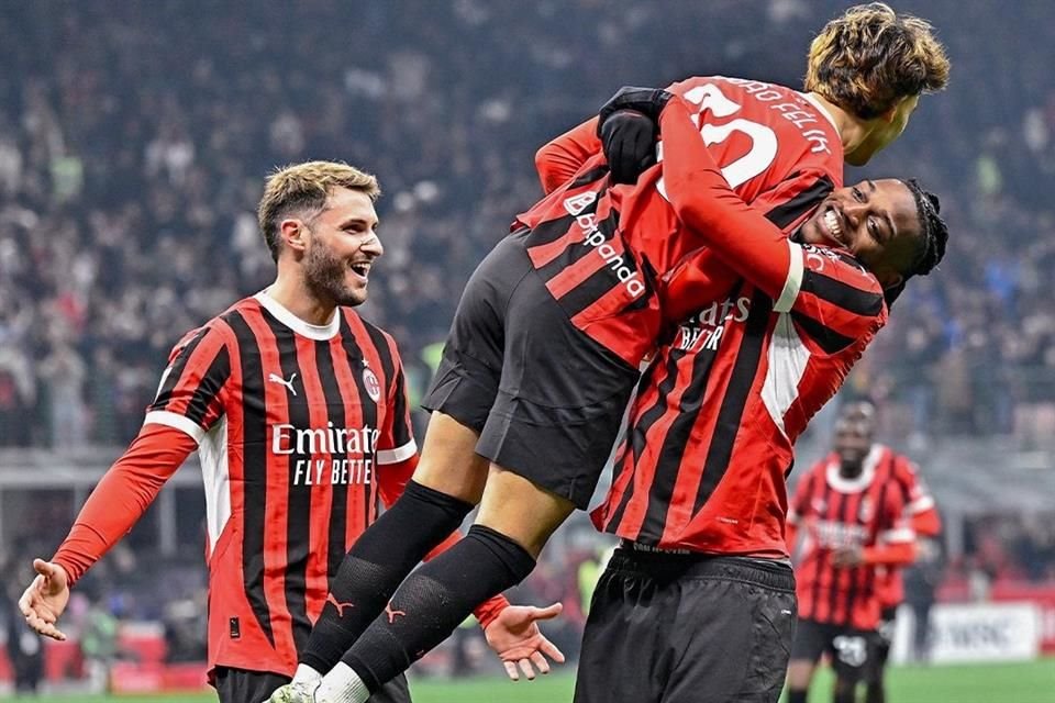 Santi Giménez celebró con sus compañeros el tercer gol del Milán.