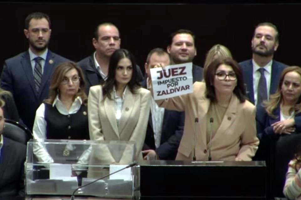 Con una tómbola en tribuna, Eva María Vázquez, del PAN, acusó a Morena de pretender instalar en el Poder Judicial el 'cártel del Virrey Zaldívar'.