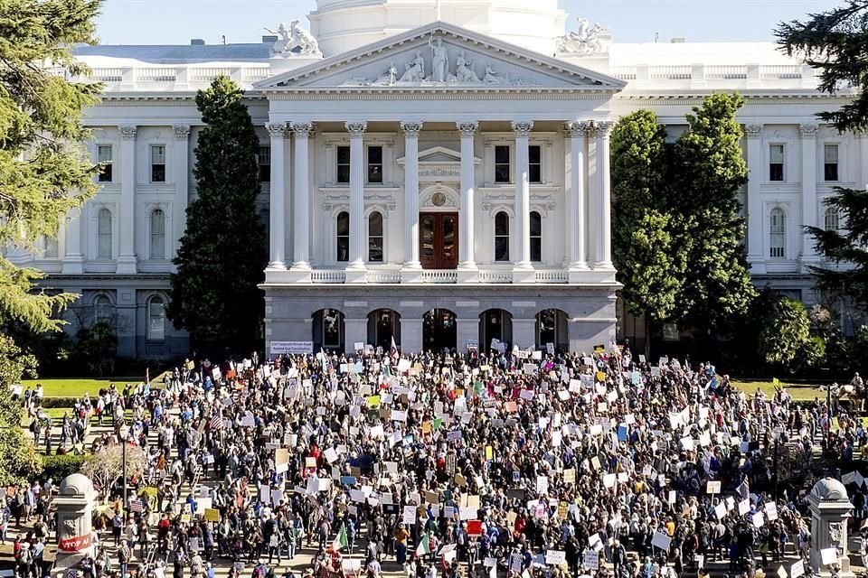 Varios cientos de manifestantes protestan contra el presidente Donald Trump frente al Capitolio del estado de California.