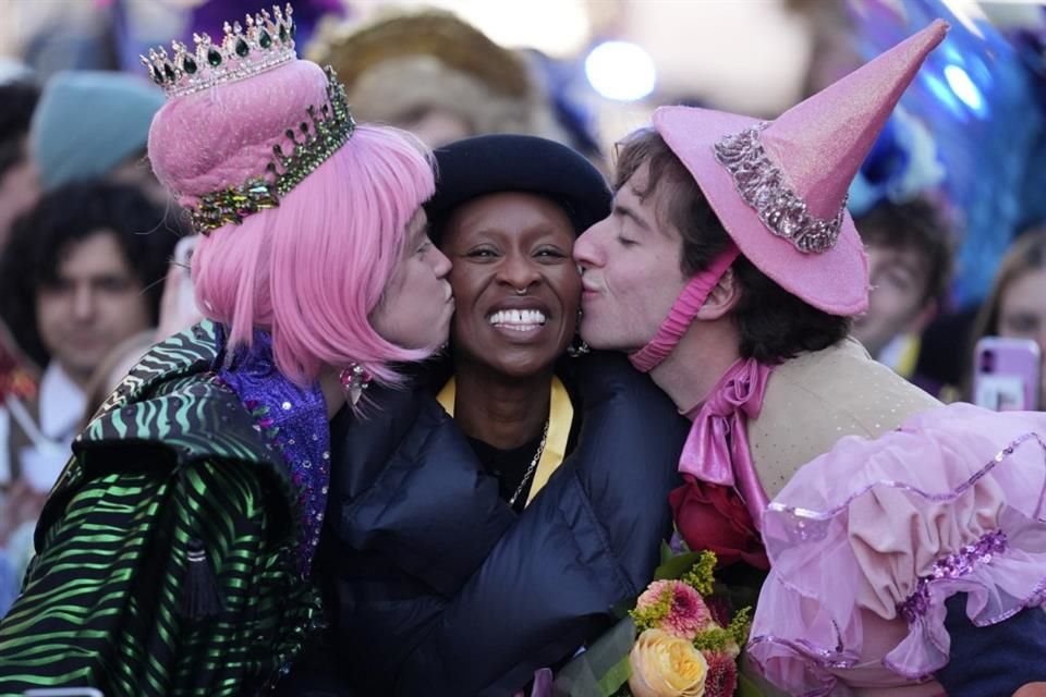 Erivo, envuelta en una parka, lanzó besos a la multitud mientras el auto en el que ella y los miembros disfrazados de Hasty Pudding Theatricals viajaban, avanzaba lentamente por Cambridge.