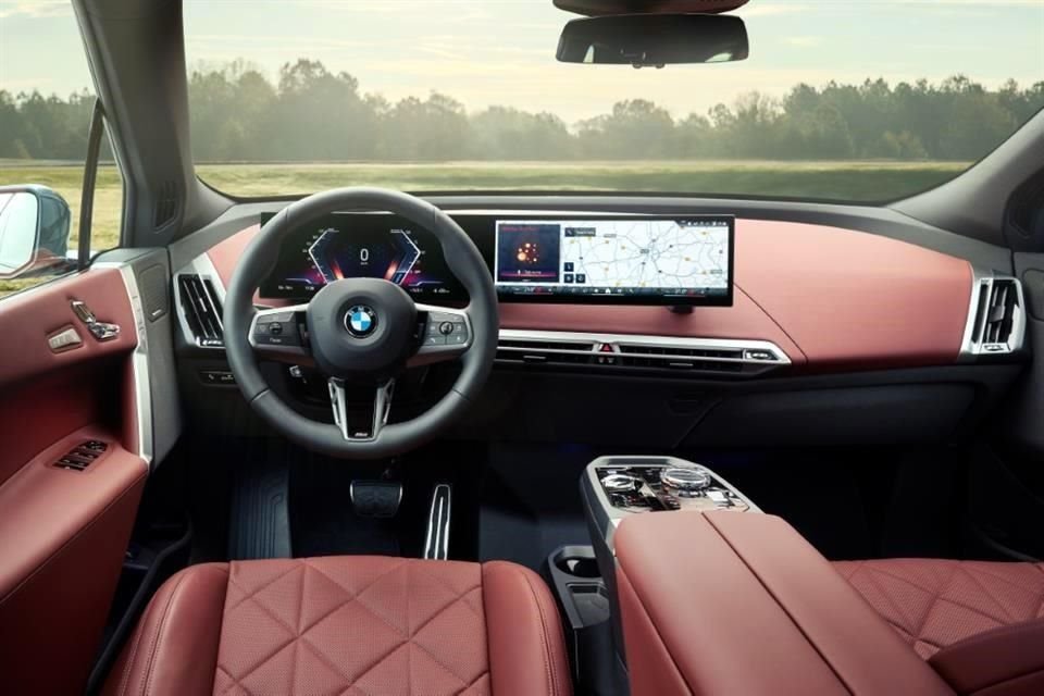 Utiliza el sistema operativo BMW 8.5 y el equipo de audio está a cargo de Harman Kardon.