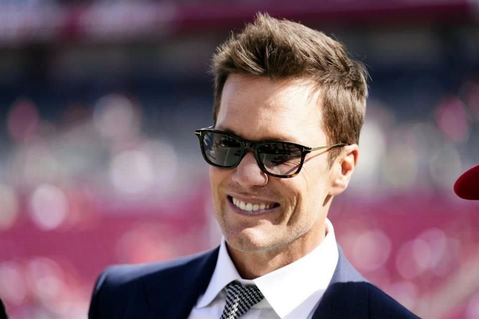 Brady cada vez se siente más cómodo con el micrófono.