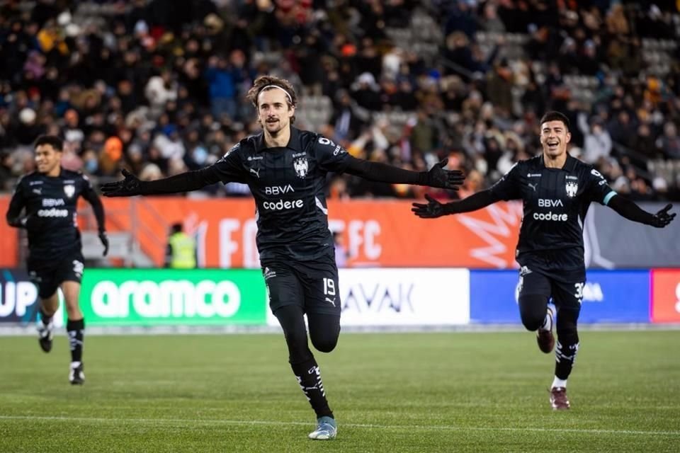 Jordi Cortizo (centro) festeja la segunda anotación de Rayados.