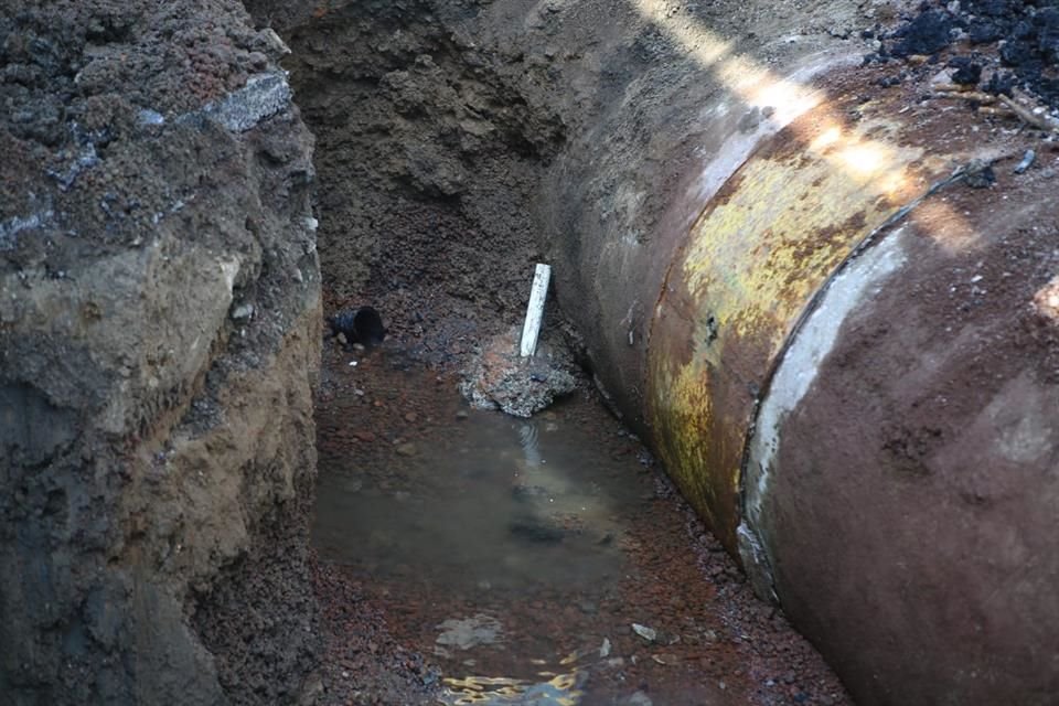 Mediante perforaciones con tuberías de 2 pulgadas, criminales extraen agua en Ecatepec.