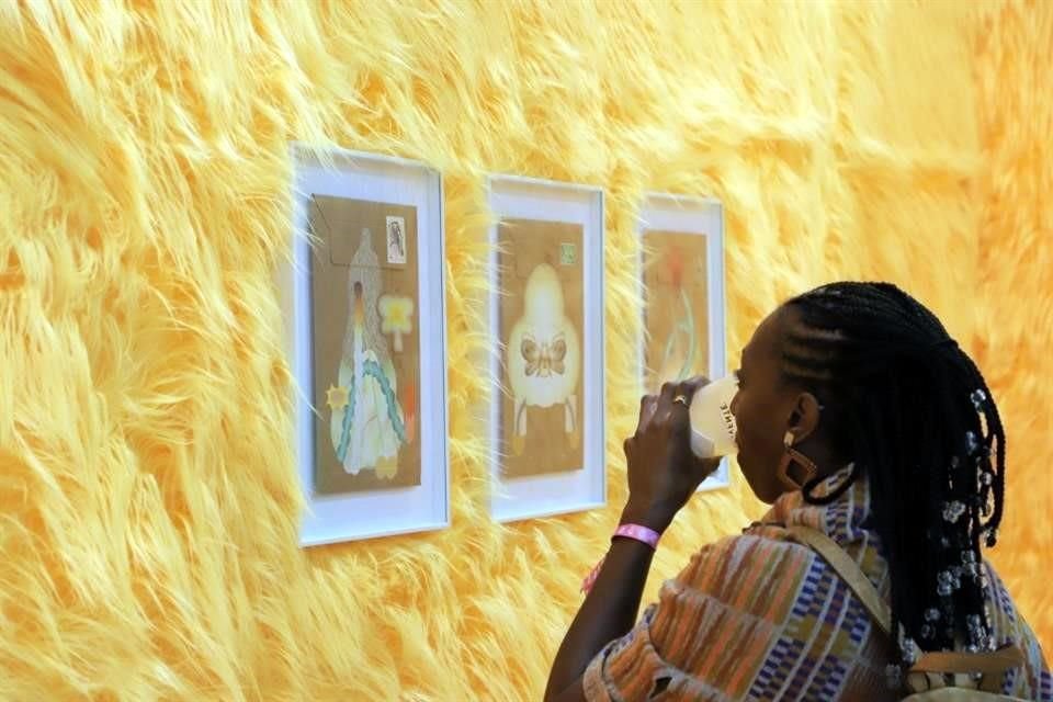 El estand de La Bibi, galería proveniente de Palma de Mallorca, llama la atención de los visitantes por el forrado de peluche naranja.