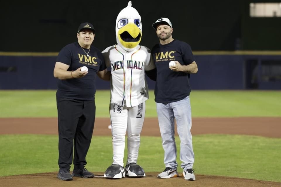 Eddy Reynoso, (Izq.) entrenador de Saúl 'Canelo' Álvarez, dijo que no descarta una pelea entre el jalisciense y el creador de contenido Jake Paul.