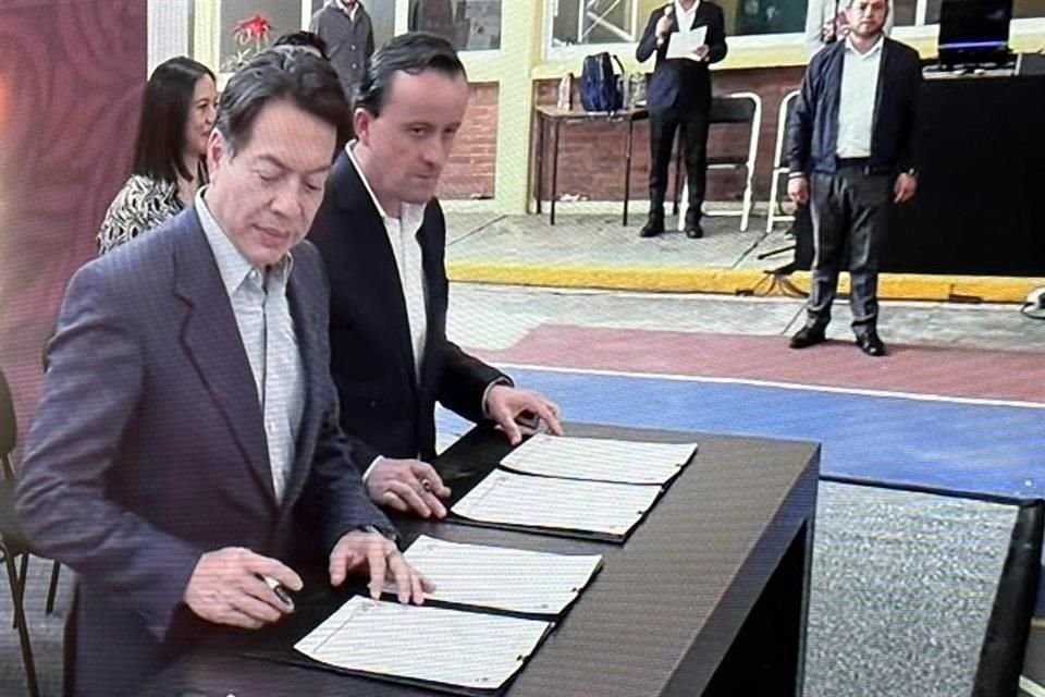 Mario Delgado y Mikel Arriola fueron los encargados de firmar el convenio.