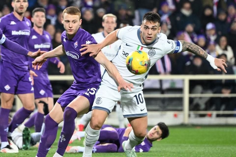 El Inter de Milán dio un paso atrás en su reto de revalidar el 'Scudetto', al sufrir su segunda derrota en la Serie A, con un 3-0 ante la Fiorentina