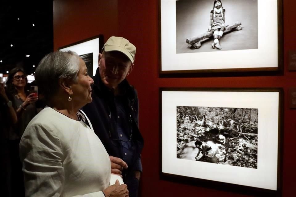 Acompañado por su esposa y curadora Lélia Wanick, Salgado recorrió la muestra que abre al público este viernes.