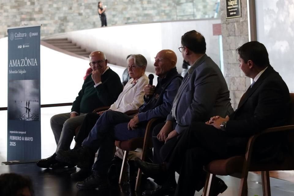 Durante la presentación de la muestra, Salgado estuvo acompañado por su esposa Lélia Wanick y autoridades del INAH.