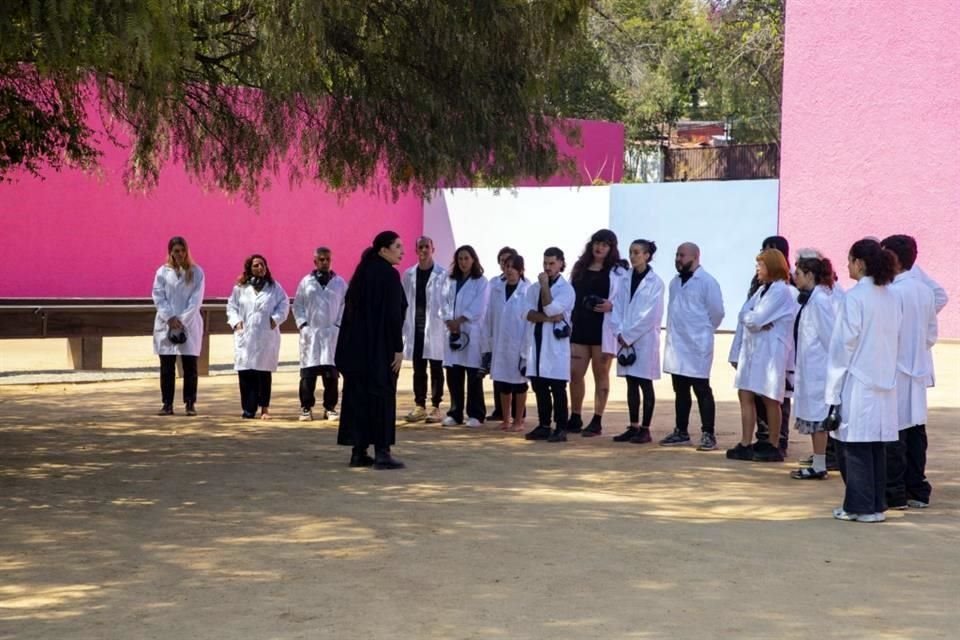 Abramovic impartió un taller en el centro cultural La Cuadra a 22 artistas y gestores culturales que fueron seleccionados vía convocatoria.