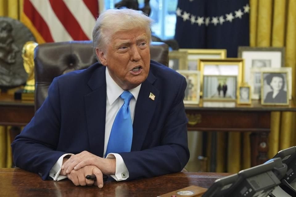 El Presidente Donald Trump habla con la prensa mientras firma órdenes ejecutivas en la Oficina Oval de la Casa Blanca, el martes 4 de febrero de 2025, en Washington.