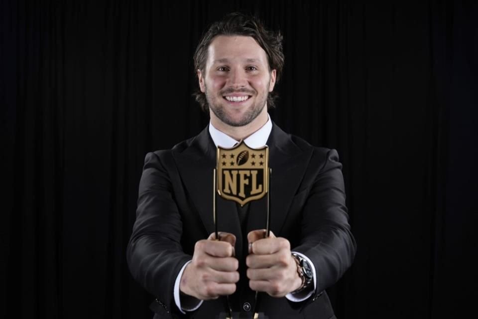 Josh Allen presume el trofeo al Jugador Más Valioso.