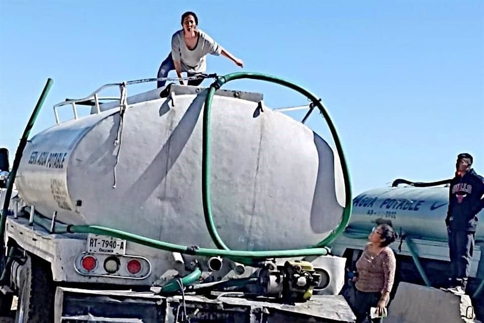 Una pipa se abastece de agua robada a un costado del Circuito Exterior.