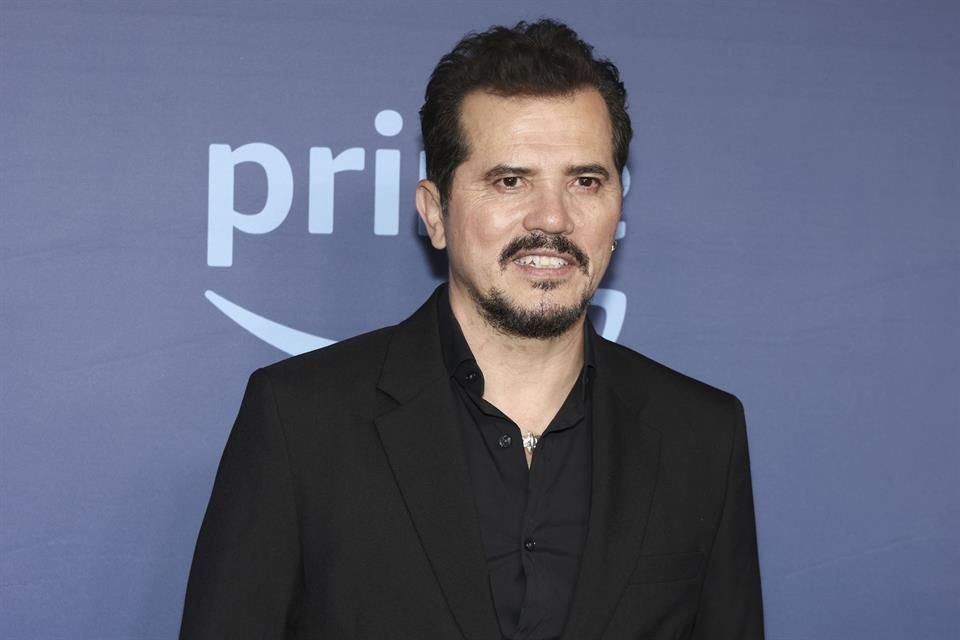 El actor John Leguizamo arremetió contra la cinta 'Emilia Pérez' y su director, Jacques Audiard; señaló la falta de actores latinos.