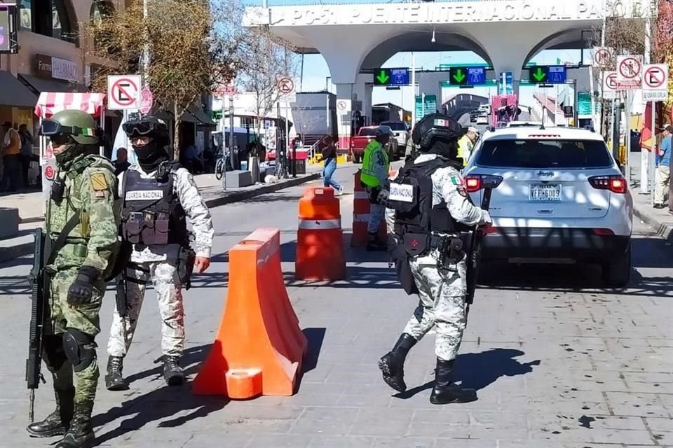 Los militares revisan cajuelas de autos y hacen preguntas a automovilistas.