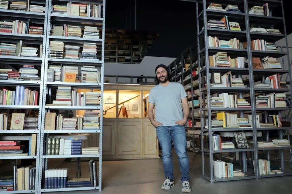 Dentro de la exposición 'Un descenso al paraíso', en el MUAC, el artista francés exhibe su icónica instalación 'La luz de la escalera de Jacob', imponente estructura con estantes repletos de libros.