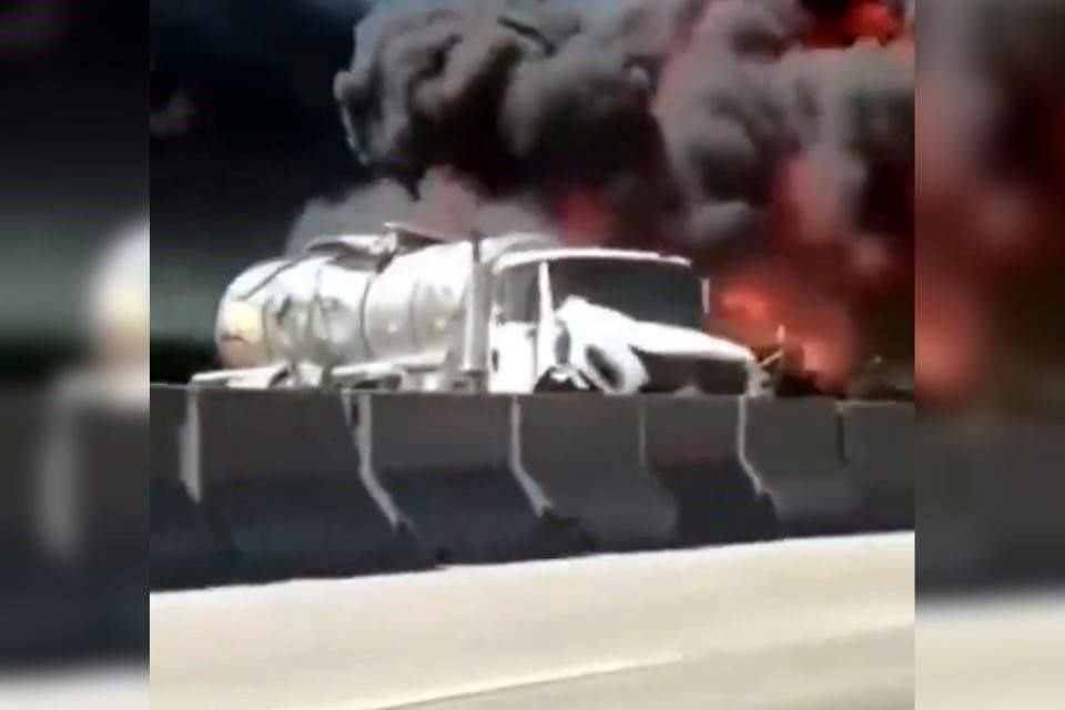 Un choque múltiple y el incendio de una pipa causaron la reducción de carriles en la Carretera México-Querétaro a la altura del kilómetro 80.