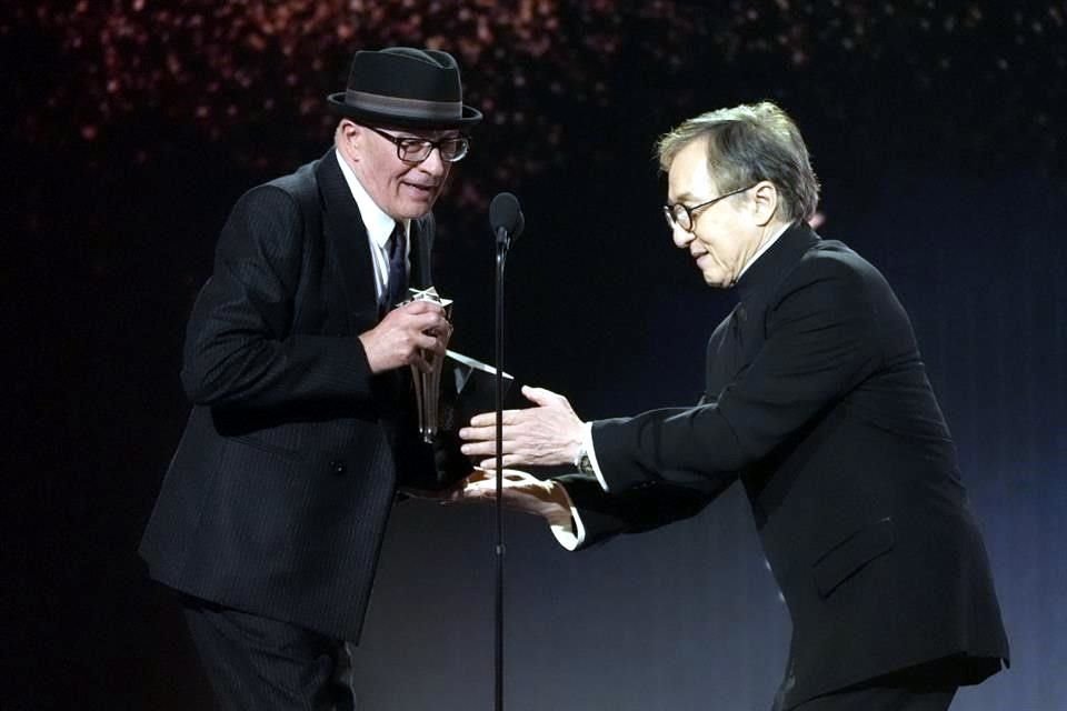 Jackie Chan entregó el premio al director Jacques Audiard.