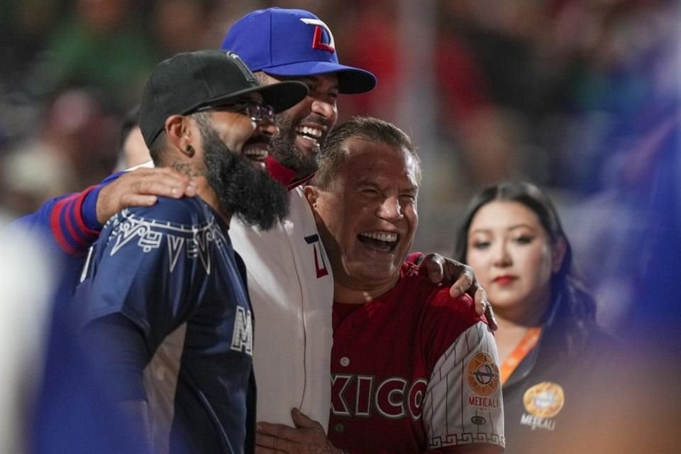 El ex lanzador Sergio Romo posa con Albert Pujols y Julio César Chávez.