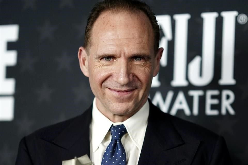 Ralph Fiennes posó junto al premio por Mejor Elenco de Cónclave.