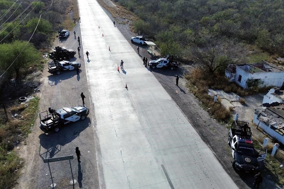  Los Elementos de la Guardia Nacional instalaron un filtro de seguridad en el entronque de las Carreteras Nuevo Laredo, Piedras Negras y la Gloria-Colombia.