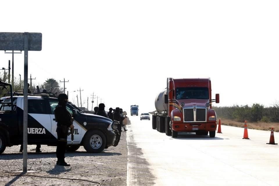  Los Elementos de la Guardia Nacional instalaron un filtro de seguridad en el entronque de las Carreteras Nuevo Laredo, Piedras Negras y la Gloria-Colombia.