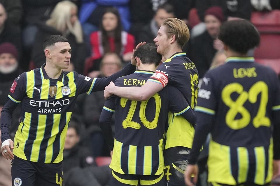 Con tantos de Khusanov y De Bruyne, el Manchester City vino de atrás para derrotar 2-1 al Leyton Orient, con lo que avanzó en la FA Cup.