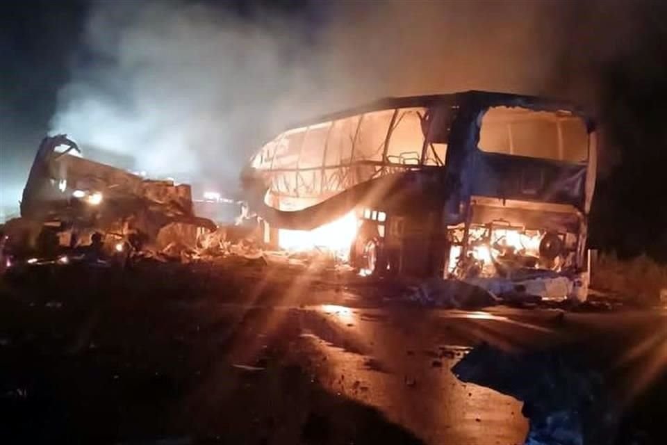 Esta madrugada se registró un choque entre un tráiler y un autobús de pasajeros en Campeche, que dejó múltiples víctimas mortales.