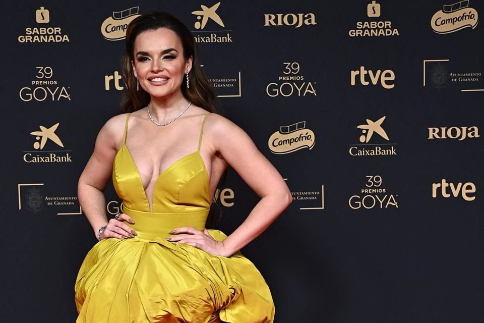 La cantante española Melody fue de las primeras en asistir a la alfombra roja de los premios Goya.