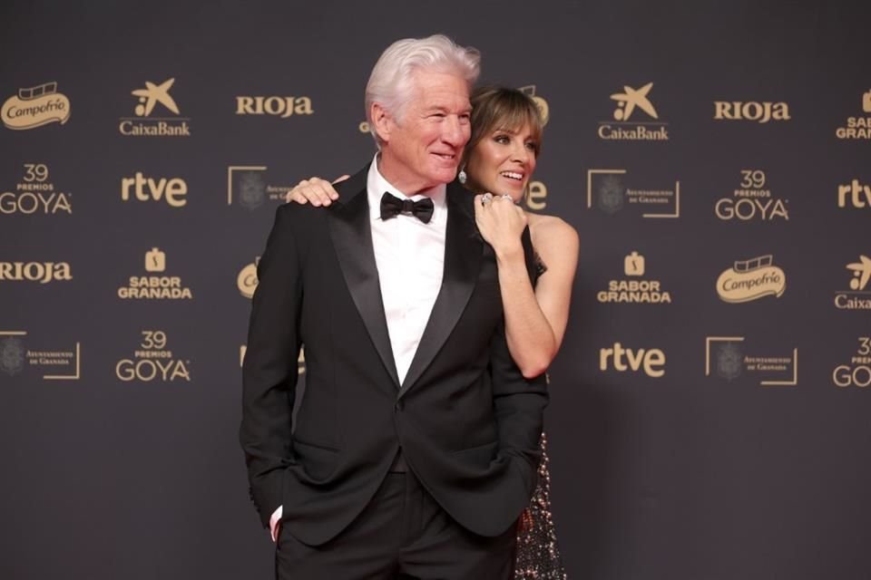 Richard Gere y Alejandra Silva posaron sonrientes a su llegada a la alfombra roja.