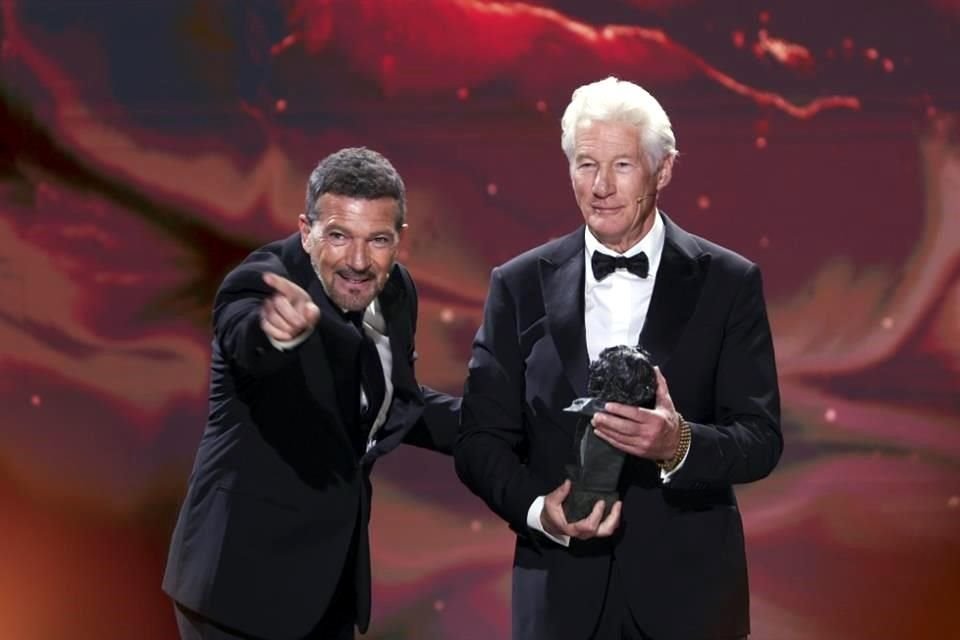 Richard Gere recibió el premio de manos de Antonio Banderas.